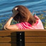 Mujer reflexionando en soledad