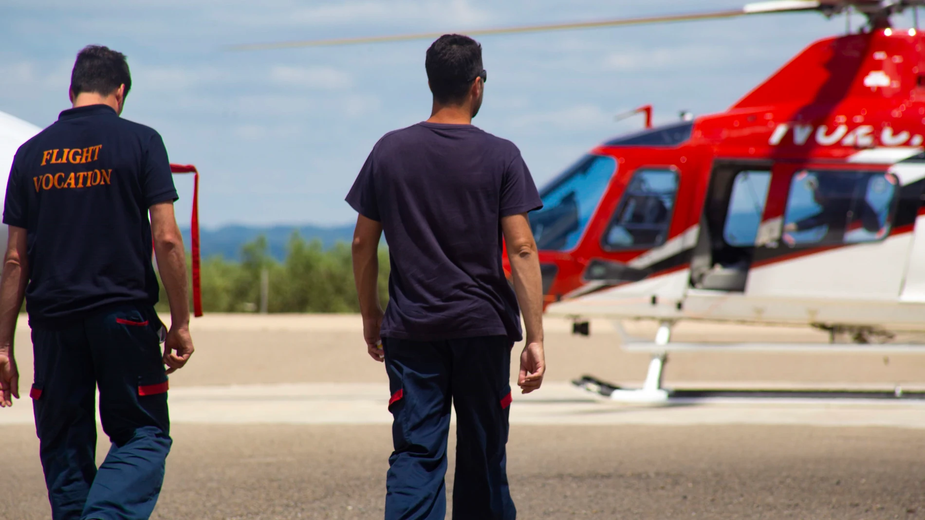 (Foto de ARCHIVO) Dos hombres caminan hacia un helicóptero. REMITIDA / HANDOUT por PEGASUS AERO GROUP Fotografía remitida a medios de comunicación exclusivamente para ilustrar la noticia a la que hace referencia la imagen, y citando la procedencia de la imagen en la firma 31/05/2018