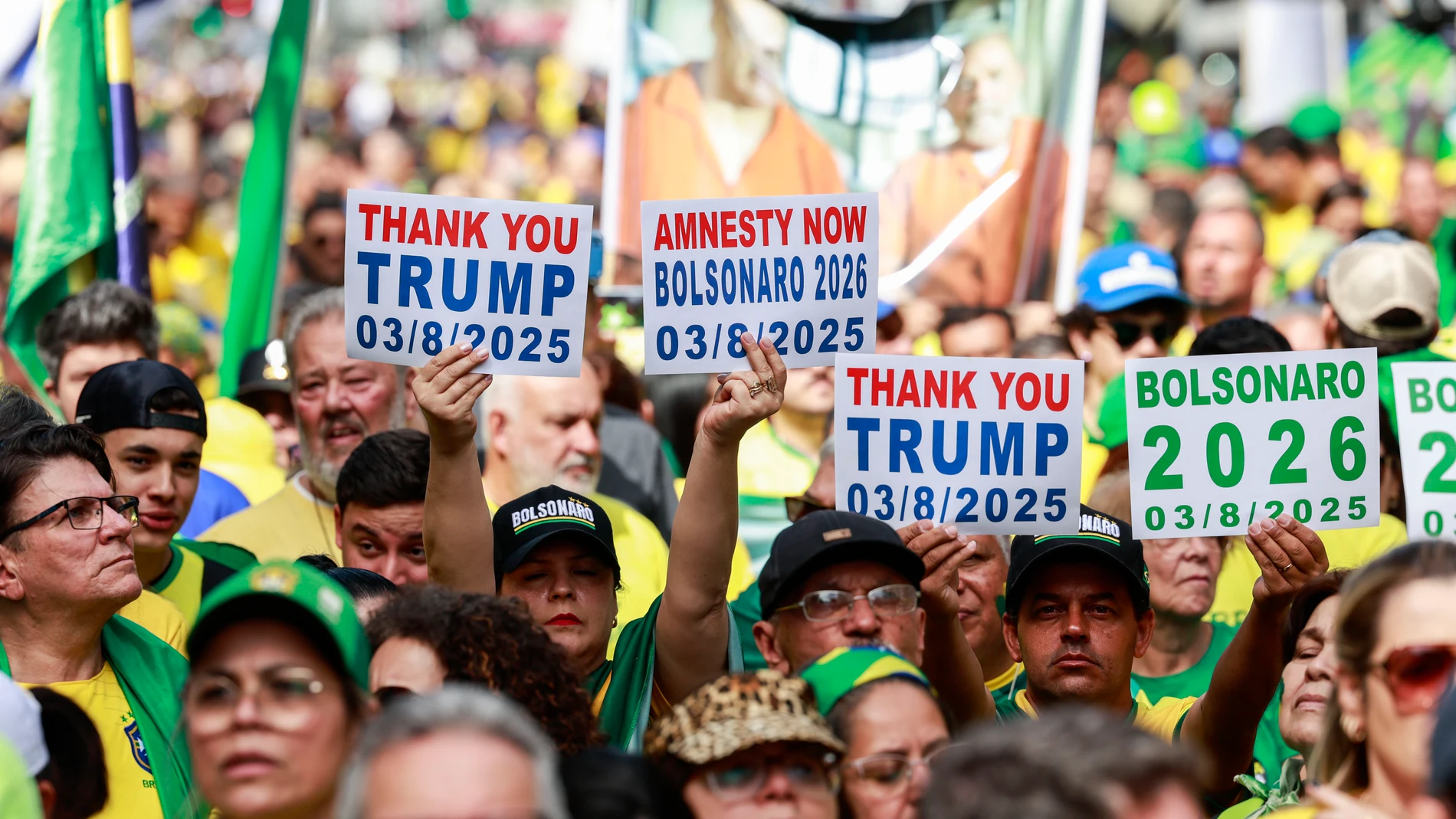 AME7386. SAO PAULO (BRASIL), 03/08/2025.- Simpatizantes del expresidente de Brasil Jair Bolsonaro participan en una manifestación en apoyo al exmandatario este domingo, en la avenida Paulista en Sao Paulo (Brasil). EFE/ Sebastiao Moreira