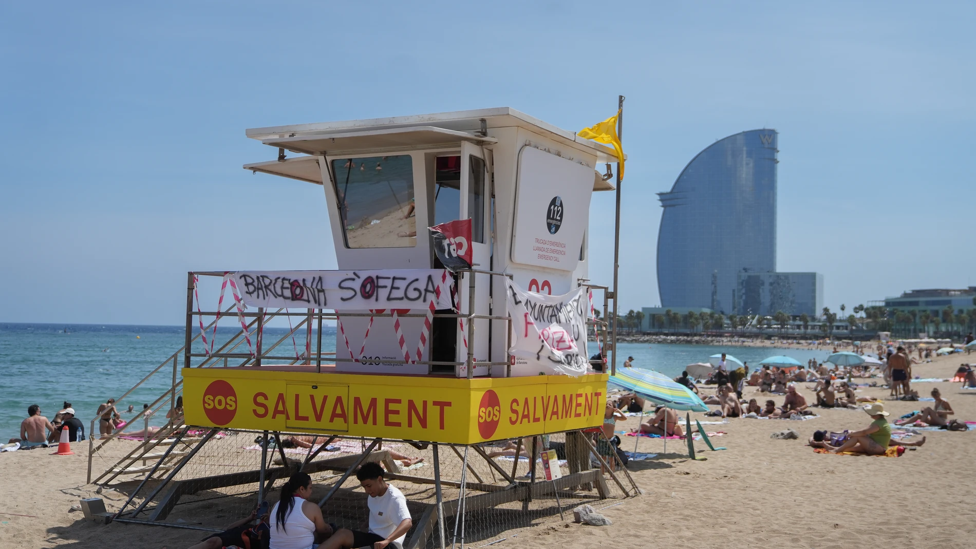 Pancartas en los puestos de salvamento de la playa, a 4 de agosto de 2025, en Barcelona, Catalunya (España). Desde el 1 de agosto de 2025 los socorristas de las playas de Barcelona mantienen una huelga indefinida, convocada por el sindicato CGT, en plena temporada alta del verano. La protesta está dirigida contra la empresa concesionaria del servicio, FCC Medio Ambiente, contratada por el Ayuntamiento de Barcelona, y denuncia una “precariedad absoluta” en las condiciones laborales tanto de so...