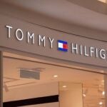 ¿Por qué tantos hombres eligen este polo de Tommy Hilfiger? Ajuste perfecto, estilo atemporal