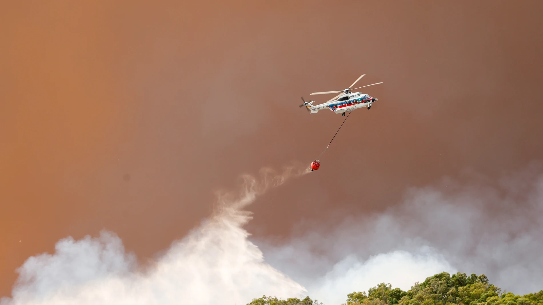 Aeronaves en el incendio del paraje La Peña. A 5 de agosto de 2025 en Tarifa, Cádiz (Andalucía, España). Los usuarios del camping Torre de la Peña en Tarifa, en la provincia de Cádiz, han sido evacuados de manera preventiva debido al incendio que se ha declarado a las 15,00 horas de este martes en el paraje La Peña debido a una autocaravana que ha ardido y que ha sido el origen del fuego. En la zona están actuando efectivos del Plan Infoca están actuando con medios aéreos y terrestres. 05 AG...
