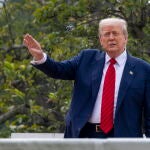 US President Donald J. Trump tours the roof at the White House