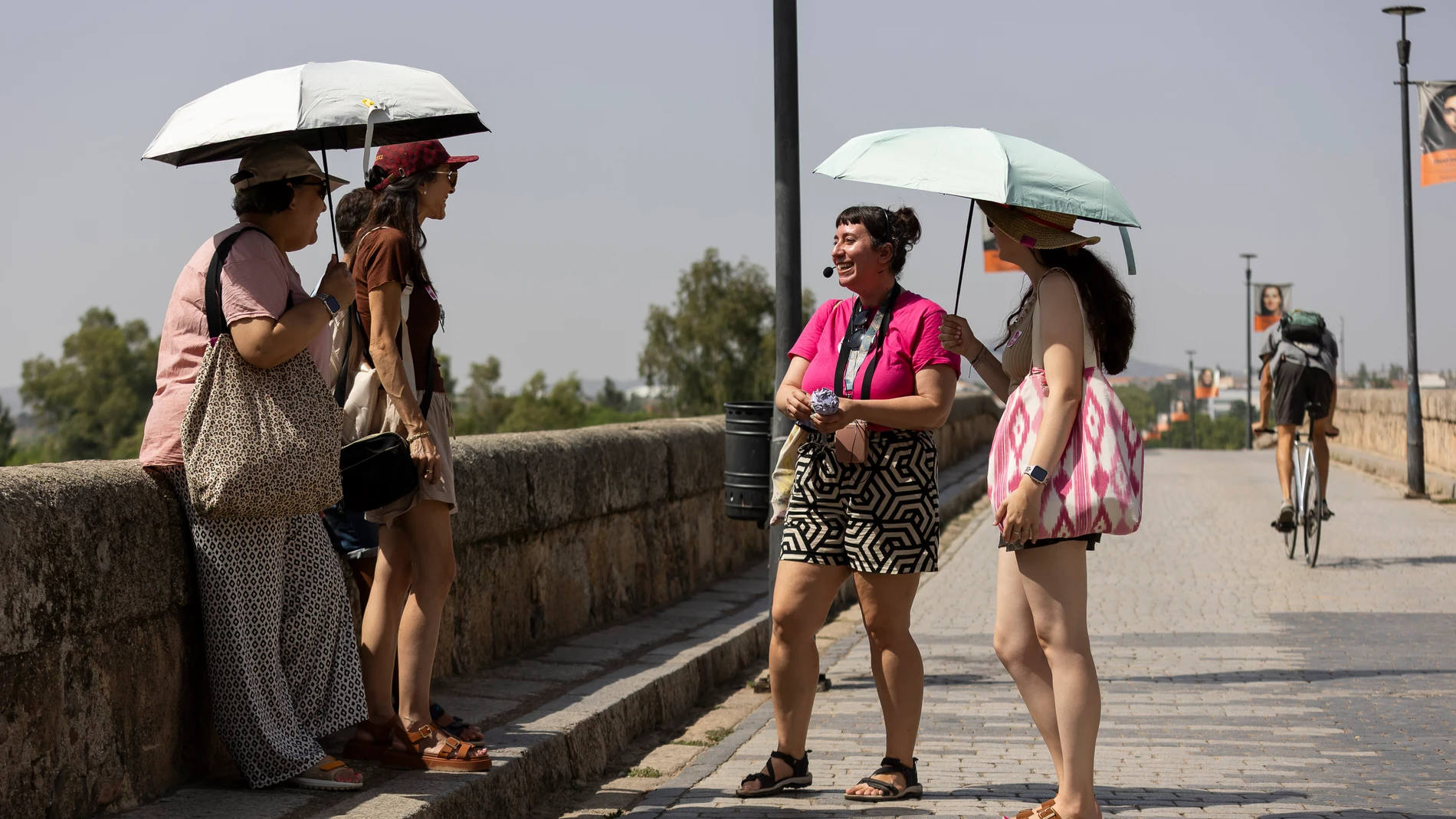 Varias personas caminan por la calle, a 5 de agosto de 2025, en Mérida, Badajoz, Extremadura (España). La Agencia Estatal de Meteorología (Aemet) ha activado avisos naranjas y amarillos en más de 30 provincias por temperaturas extremas durante el inicio de la canícula, el periodo estadísticamente más cálido del año. En más de la mitad del país se podrían alcanzar temperaturas extremas debido a una dorsal anticiclónica que ha generado cielos despejados y una masa de aire cálido que se intensi...