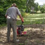 Un agricultor se dispone a limpiar su finca de arbustos y encuentra miles de billetes, pero la Policía le tiene preparada una sorpresa