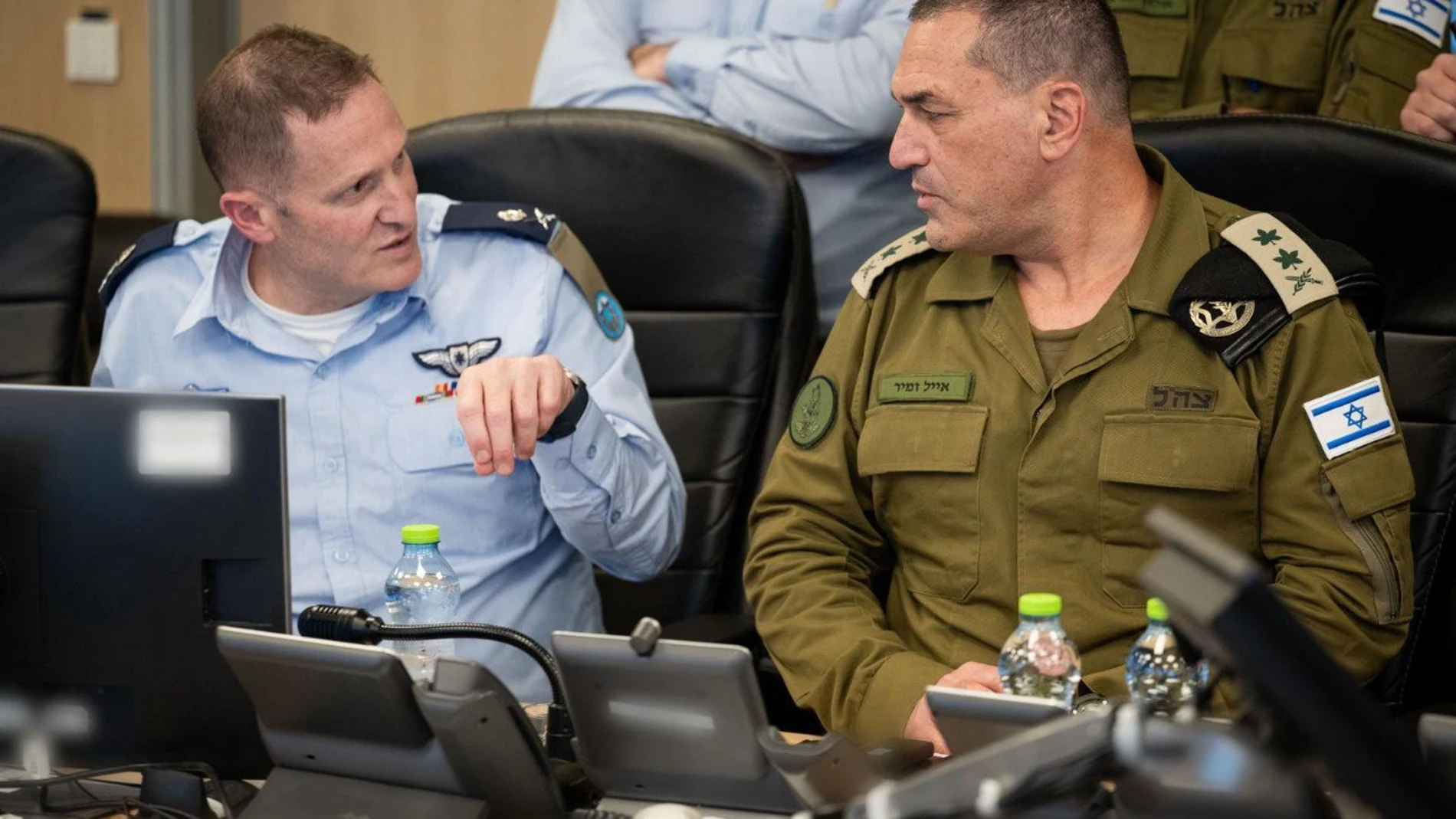 (Foto de ARCHIVO) TEL AVIV, June 13, 2025 -- This photo issued by Israel Defense Forces (IDF) on June 13, 2025 shows Israeli army chief Eyal Zamir (R) overseeing IDF strikes against Iran at the Israeli Air Force situation room in Israel. Israeli Defense Minister Israel Katz said on Friday that Israel has launched a "preemptive strike" on Iran. IDF confirmed in a statement that its jets have completed the first-stage attack, notably strikes on dozens of military targets, including nuclear ...