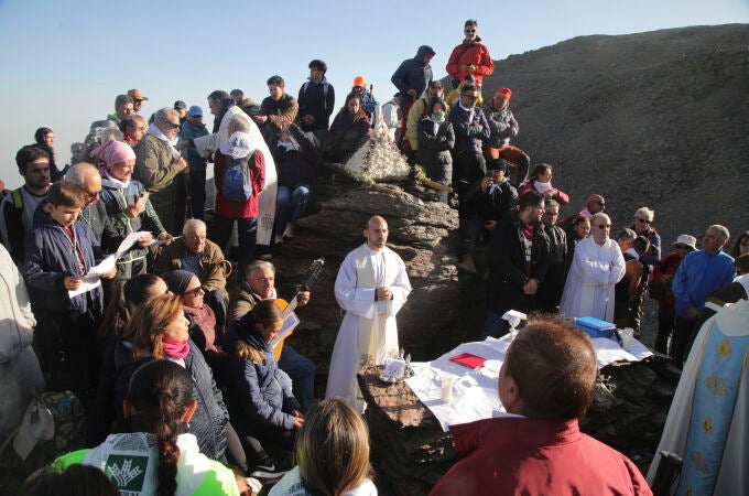 Decenas de persona participan en la romería a mayor altitud del país, la de la Virgen de las Nieves