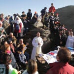Decenas de persona participan en la romería a mayor altitud del país, la de la Virgen de las Nieves
