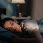 El motivo por el que te despiertas varias veces en la madrugada según la psicología