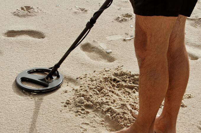 Un detector de metales en la playa: "Hartos de encontrar anillas y de repente salió esto"