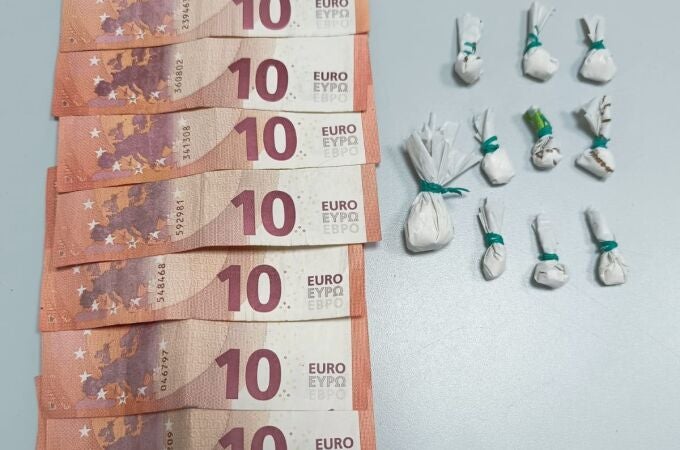 Papelinas de cocaína y dinero hallado en un trabajador de un centro de desintoxicación en Alcalá del Valle