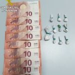 Papelinas de cocaína y dinero hallado en un trabajador de un centro de desintoxicación en Alcalá del Valle
