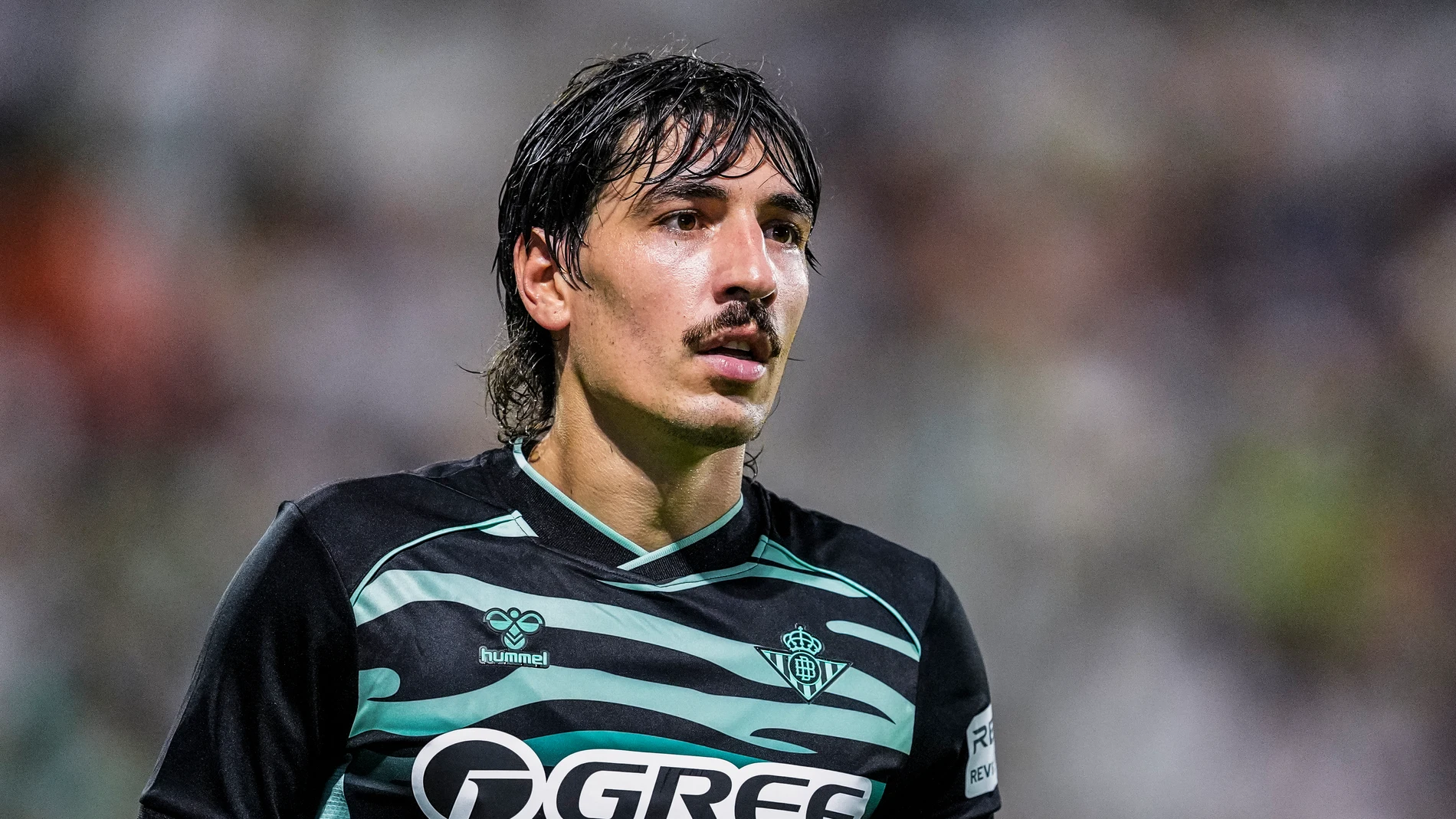 Hector Bellerin of Real Betis looks on during a Pre-Season friendly football match played between Real Betis and Como 1907 at Ciudad de La Linea stadium on August 6, 2025 in Cadiz, Spain AFP7 06/08/2025 ONLY FOR USE IN SPAIN