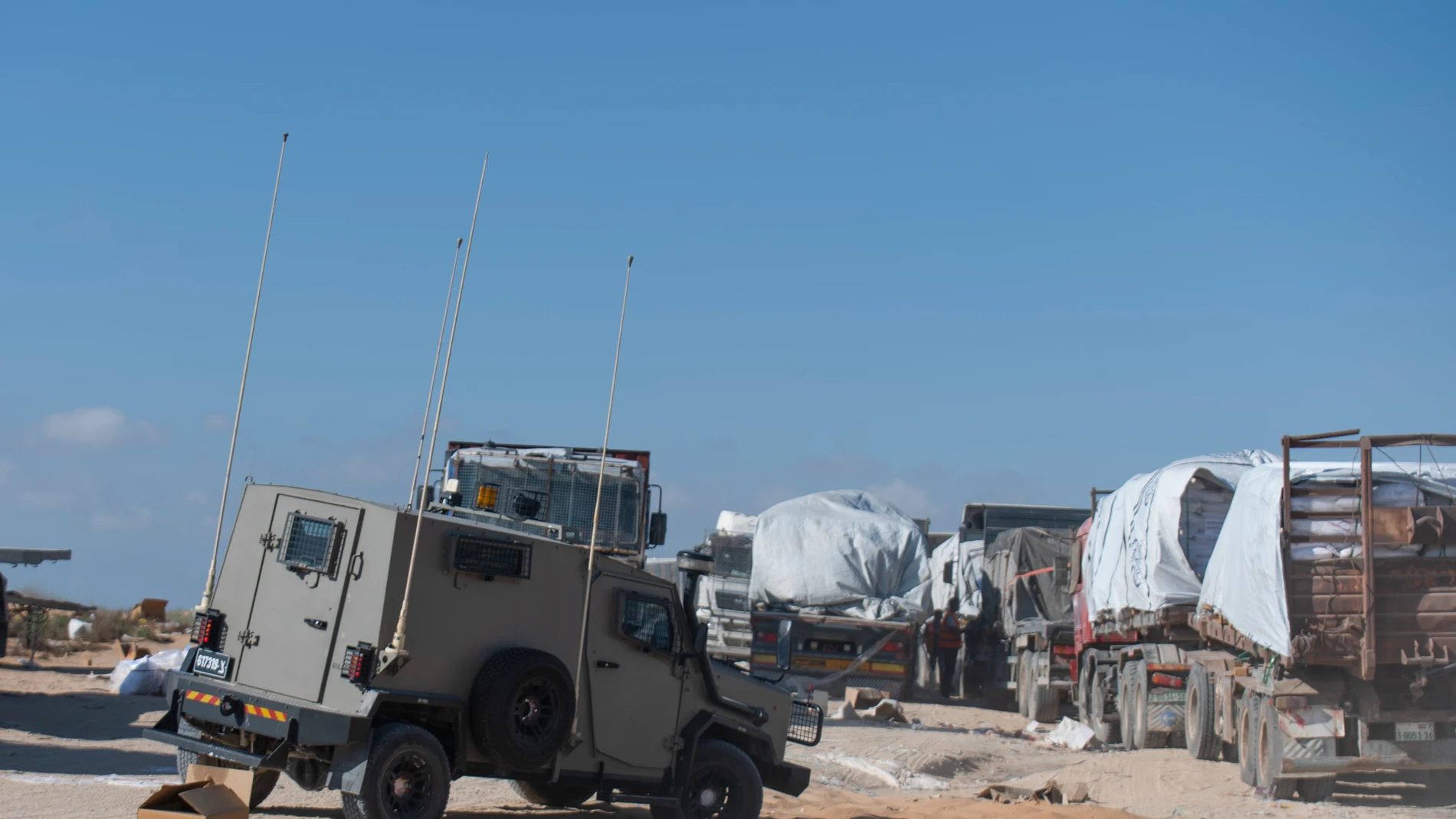 KEREM SHALOM (ISRAEL), 06/08/2025.- A pesar de la decisión de Israel de permitir un mayor flujo de ayuda humanitaria hacia Gaza, en el paso fronterizo de Kerem Shalom (extremo sureste de la Franja) las cajas llenas de lentejas, alimentos infantiles y en lata o artículos de higiene siguen acumulándose. Decenas de camiones con ayuda humanitaria siguen varados en el paso de Rafah, en la frontera entre Egipto y Gaza, a la espera de poder acceder a la Franja, ya que su entrada sigue sujeta a la ap...