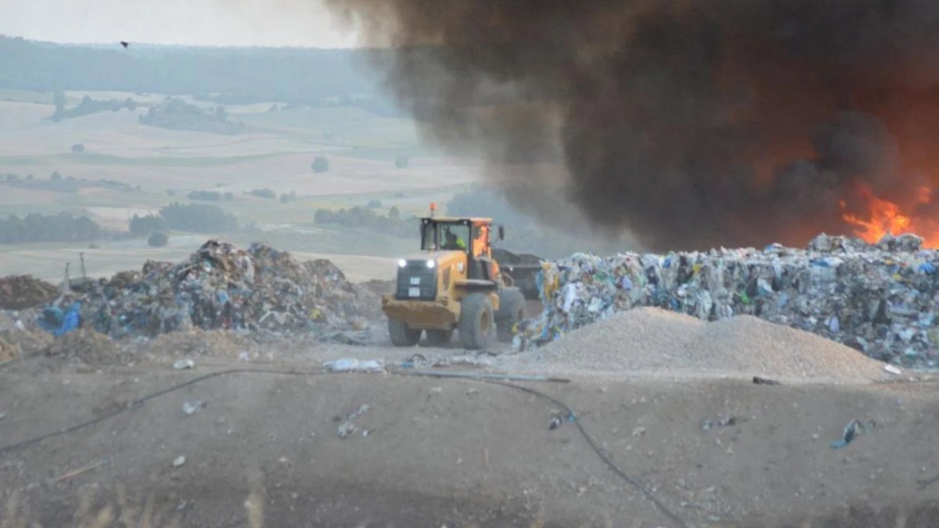 Sucesos.- AMP.- El incendio en el vertedero de Cuenca está perimetrado y trabajarán toda la noche para su extinción