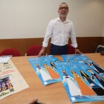 El concejal de Fiestas, Carlos Cortina, presenta el cartel de las fiestas