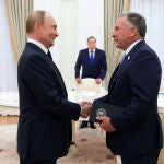 El presidente ruso, Vladímir Putin y el enviado especial de EE. UU. para Oriente Medio, Steve Witkoff, se estrechan la mano antes de una reunión en el Kremlin.