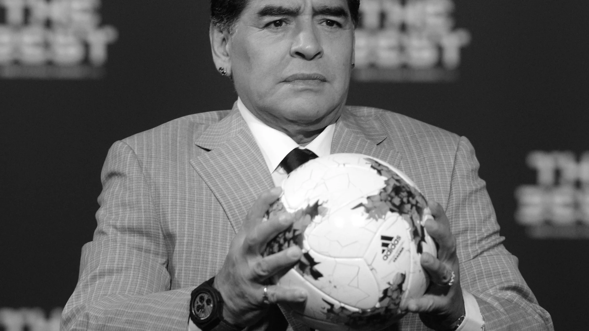 (Foto de ARCHIVO) FILED - 09 January 2017, Switzerland, Zuerich: Argentine soccer legend Diego Maradona takes part in the gala for the 2016 World Player of the Year. Photo: Patrick Seeger/dpa 09/01/2017 ONLY FOR USE IN SPAIN