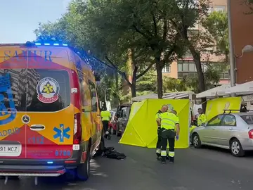 Una mujer de 59 años ha fallecido en Madrid tras ser arrollada por un coche mientras sacaba un bulto del maletero de su vehículo, según han informado a EFE fuentes de Emergencias Madrid. El suceso ha tenido lugar en torno a las 11.40 horas a altura del número 159 de la calle del Doctor Esquerdo cuando la mujer sacaba algo del maletero y un vehículo la ha arrollado Una mujer de 59 años ha fallecido en Madrid tras ser arrollada por un coche mientras sacaba un bulto del maletero de su vehículo, según han informado a EFE fuentes de Emergencias Madrid. El suceso ha tenido lugar en torno a las 11.40 horas a altura del número 159 de la calle del Doctor Esquerdo cuando la mujer sacaba algo del maletero y un vehículo la ha arrollado
