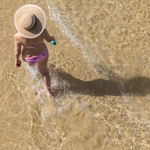 Una mujer pasea por la orilla de la playa de La Concha de San Sebastián