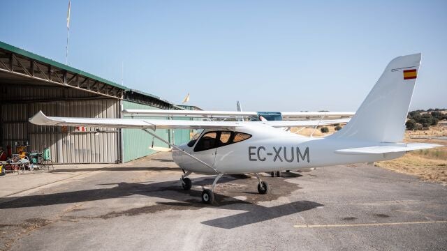 Una avioneta en el aer&oacute;dromo de M&eacute;rida. REMITIDA / HANDOUT por AYUNTAMIENTO DE M&Eacute;RIDA Fotograf&iacute;a remitida a medios de comunicaci&oacute;n exclusivamente para ilustrar la noticia a la que hace referencia la imagen, y citando la procedencia de la imagen en la firma 07/08/2025