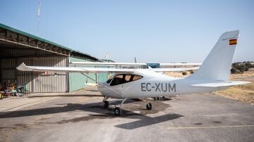 Una avioneta en el aer&oacute;dromo de M&eacute;rida. REMITIDA / HANDOUT por AYUNTAMIENTO DE M&Eacute;RIDA Fotograf&iacute;a remitida a medios de comunicaci&oacute;n exclusivamente para ilustrar la noticia a la que hace referencia la imagen, y citando la procedencia de la imagen en la firma 07/08/2025