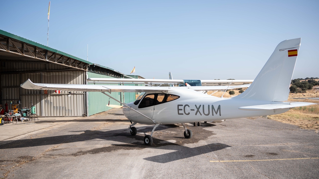 Un hombre de 50 años resulta herido en el aeródromo de Totana golpeado por una avioneta