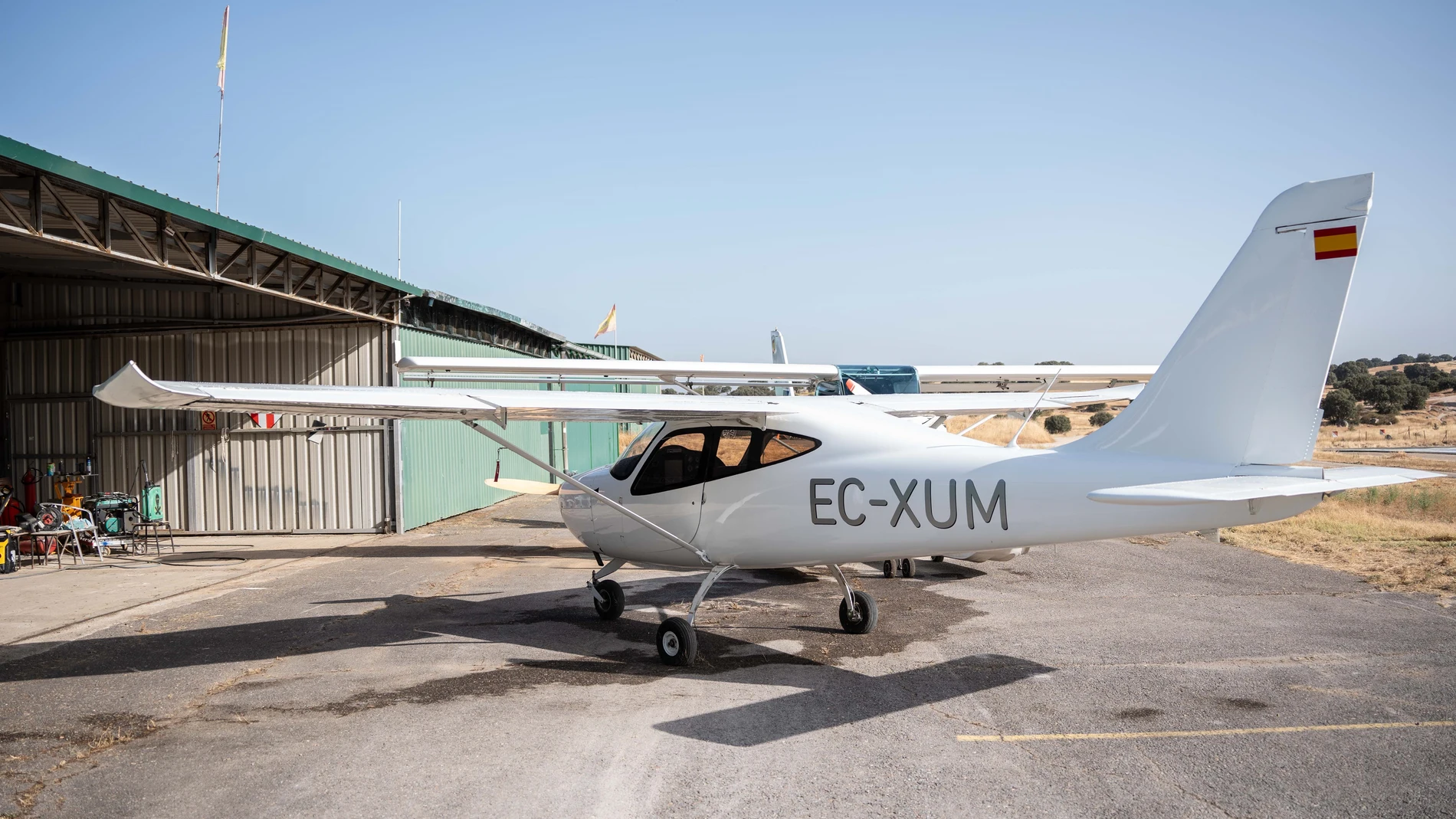 Una avioneta en el aeródromo de Mérida. REMITIDA / HANDOUT por AYUNTAMIENTO DE MÉRIDA Fotografía remitida a medios de comunicación exclusivamente para ilustrar la noticia a la que hace referencia la imagen, y citando la procedencia de la imagen en la firma 07/08/2025