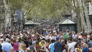 Gran afluencia de ciudadanos y turistas en Las Ramblas de Barcelona Gran afluencia de ciudadanos y turistas en Las Ramblas de Barcelona