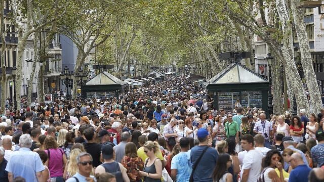 Gran afluencia de ciudadanos y turistas en Las Ramblas de Barcelona