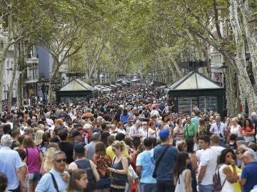 Gran afluencia de ciudadanos y turistas en Las Ramblas de Barcelona