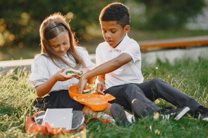 Niños comiéndose la merienda en el recreo