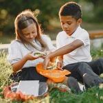 Niños comiéndose la merienda en el recreo