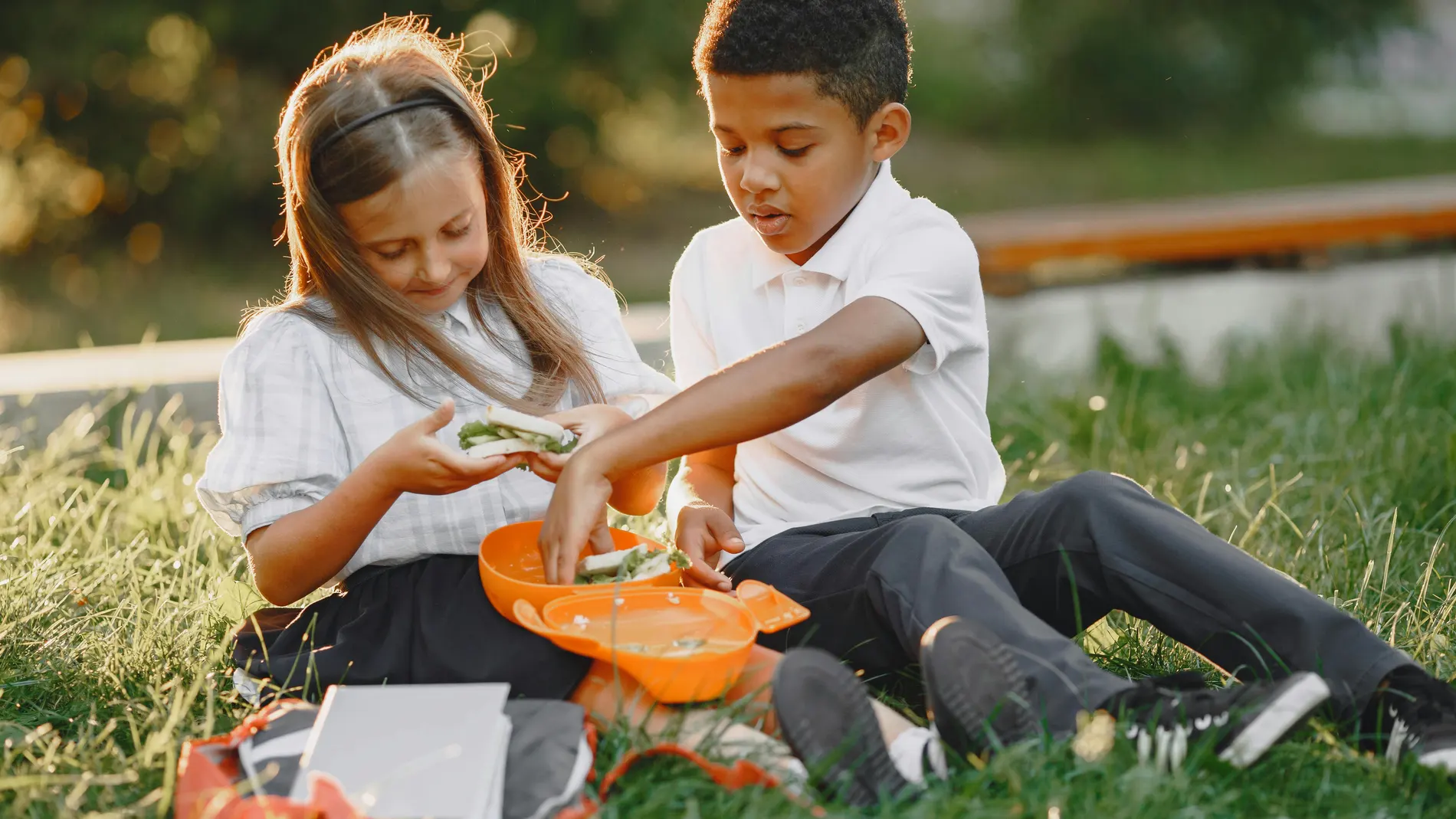 Niños comiéndose la merienda en el recreo