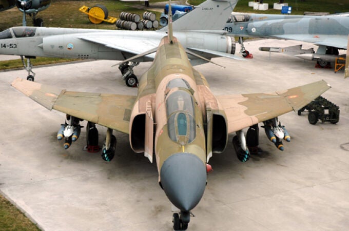 Varios aviones del Museo del Ejército del Aire expuestos para los visitantes