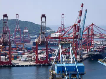 The US to impose a 100 percent tariff on imported semiconductor chips to the US TAIPEI (Taiwan), 07/08/2025.- Shipping containers are being moved at the port in Keelung City, Taiwan, 07 August 2025. On 06 August, U.S. President Donald Trump announced that the United States intends to impose a tariff of approximately 100 percent on imported semiconductor chips, with exemptions for companies that are building or have committed to building manufacturing facilities in the United States. Taiwan, as the home of the world-leading chipmaker Taiwan Semiconductor Manufacturing Co....