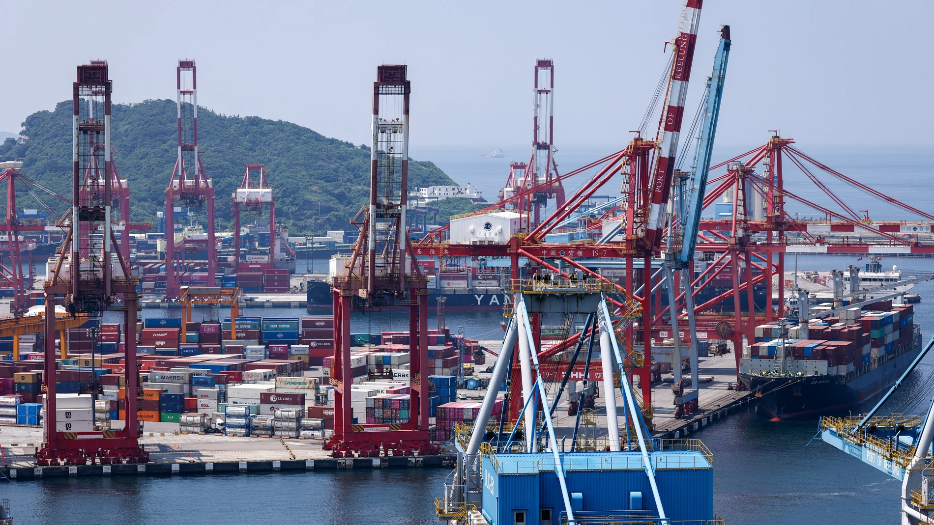 TAIPEI (Taiwan), 07/08/2025.- Shipping containers are being moved at the port in Keelung City, Taiwan, 07 August 2025. On 06 August, U.S. President Donald Trump announced that the United States intends to impose a tariff of approximately 100 percent on imported semiconductor chips, with exemptions for companies that are building or have committed to building manufacturing facilities in the United States. Taiwan, as the home of the world-leading chipmaker Taiwan Semiconductor Manufacturing Co....