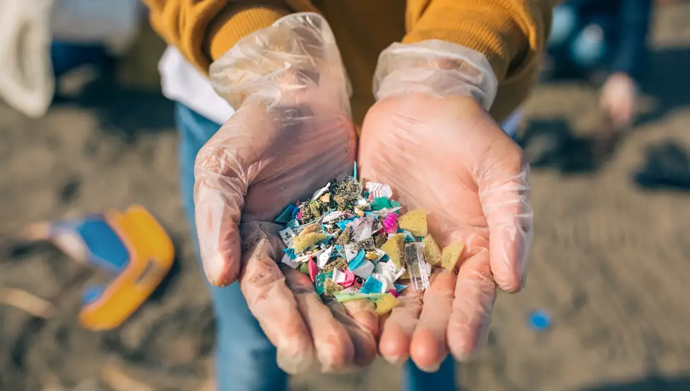 Ni las botellas ni las pajitas: estas son las dos mayores fuentes de contaminación por microplásticos