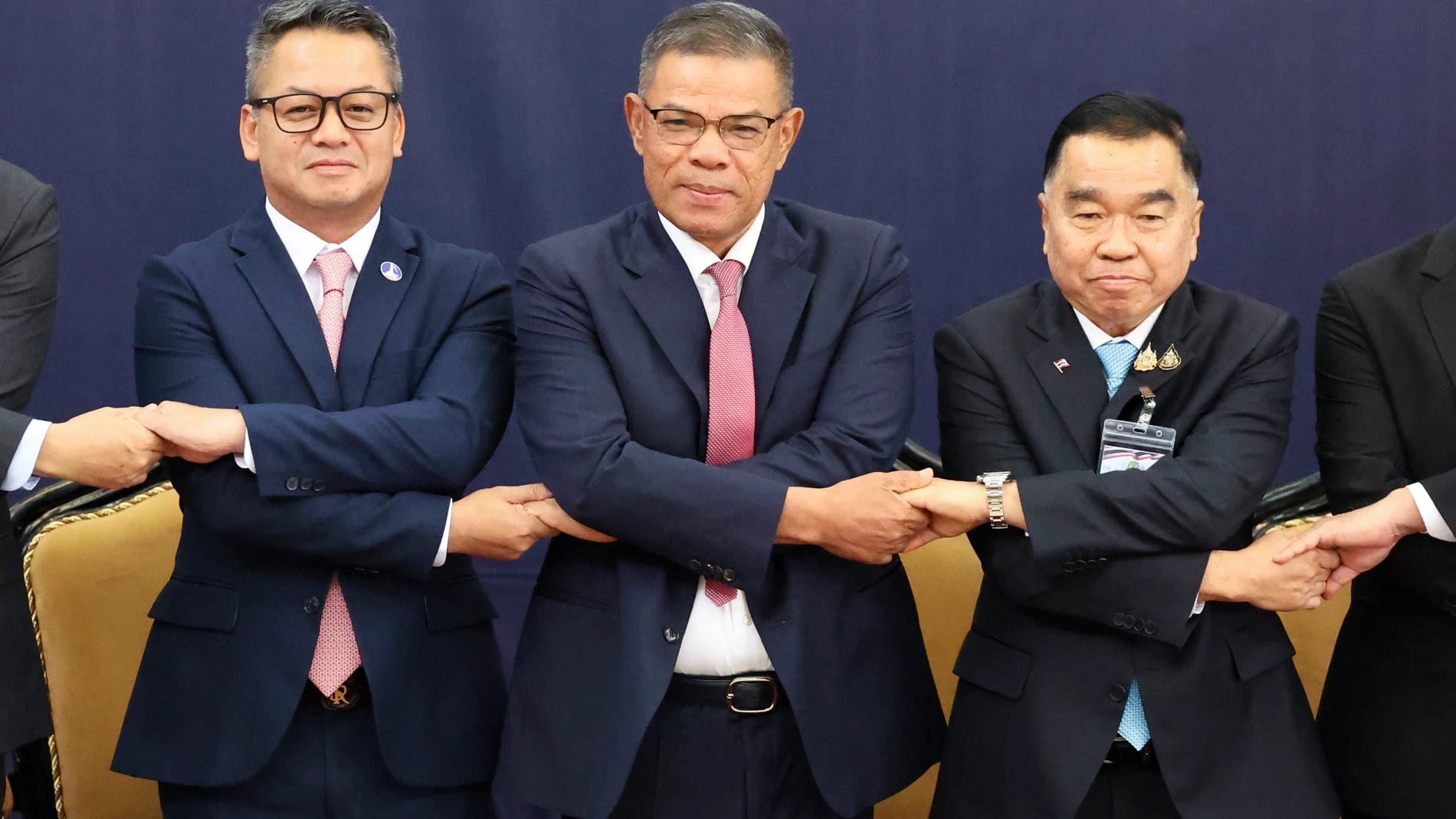 KUALA LUMPUR (Malaysia), 07/08/2025.- Thai Deputy Defence Minister Nattaphon Narkphanit (R), Malaysian Home Minister Saifuddin Nasution Ismail (C), and Cambodian Defence Minister General Tea Seiha (L) join hands for a group photo ahead of the Extraordinary General Border Committee (GBC) to discuss the border dispute between Thailand and Cambodia in Kuala Lumpur, Malaysia, 07 August, 2025. (Camboya, Malasia, Tailandia) EFE/EPA/HASNOOR HUSSAIN / POOL