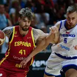 Juancho Hernangómez intenta superar a Jan Zidek