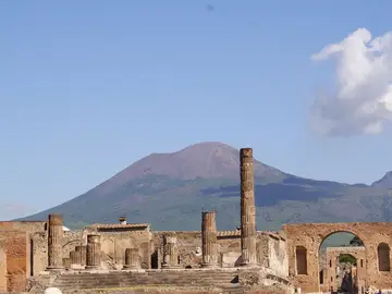 Ruinas de Pompeya; el monte Vesubio se impone al fondo del paisaje Ruinas de Pompeya; el monte Vesubio se impone al fondo del paisaje