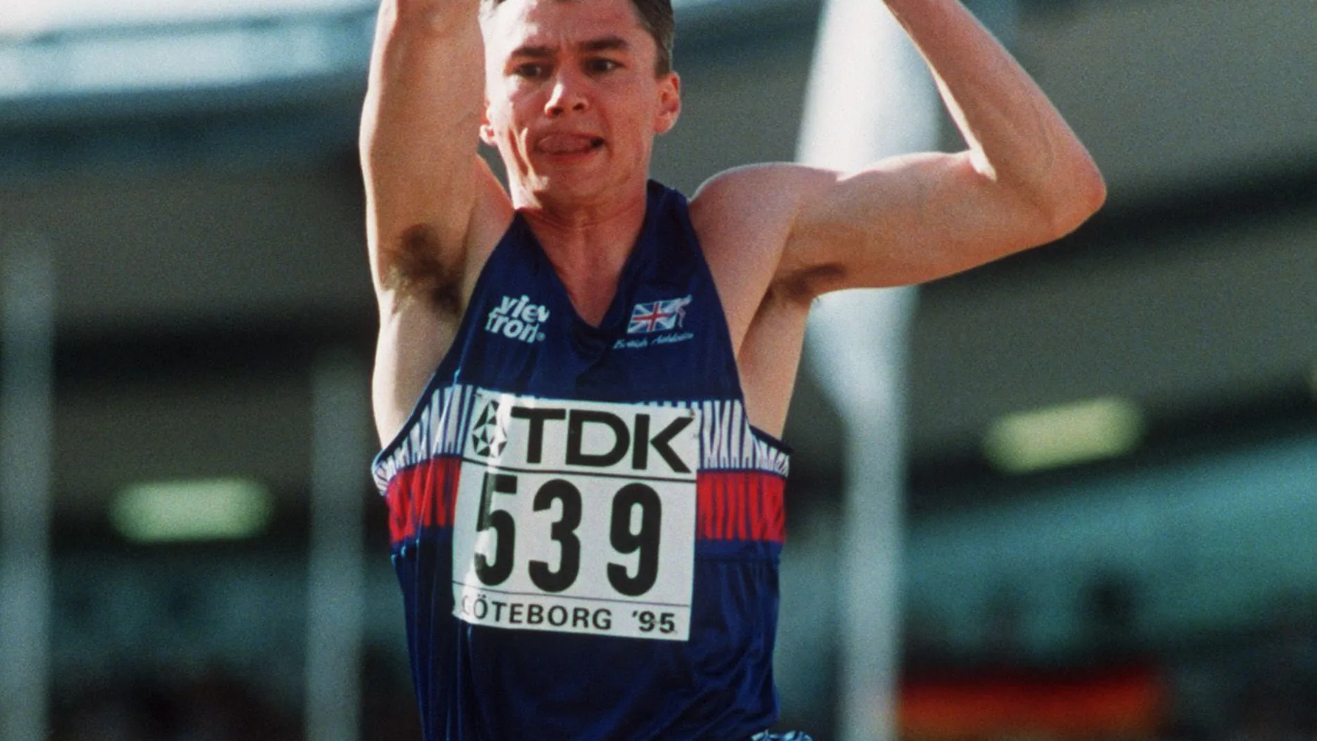 Jonathan Edwards, en los Mundiales de Gotemburgo 1995 cuando batió el récord del mundo de triple