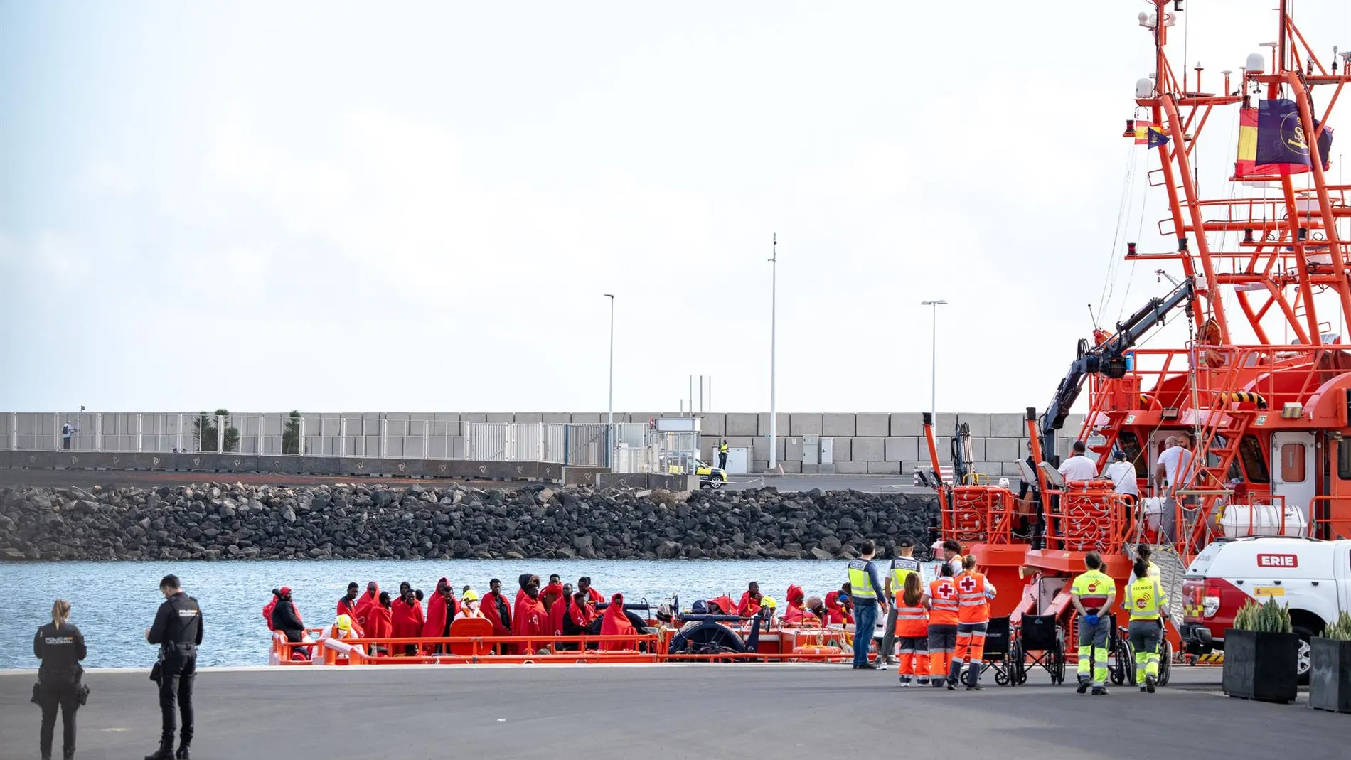 El Gobierno comenzó este lunes finalmente los traslados desde Canarias de los menores migrantes a la Península