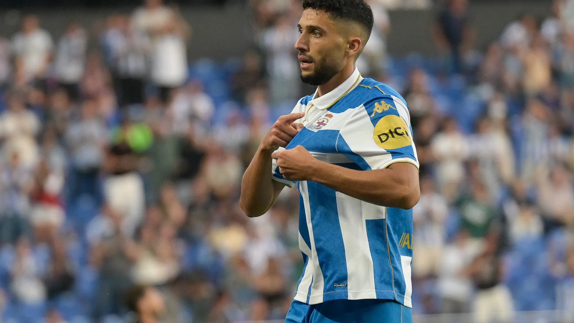 LA CORUÑA, 09/08/2025.- El jugador del Deportivo Zakaria Eddahchouri celebra el primer gol de su equipo en el partido del Trofeo Teresa Herrera de Fútbol que Deportivo de La Coruña y Le Havre disputan este sábado en el estadio de Riazor. EFE/Moncho Fuentes