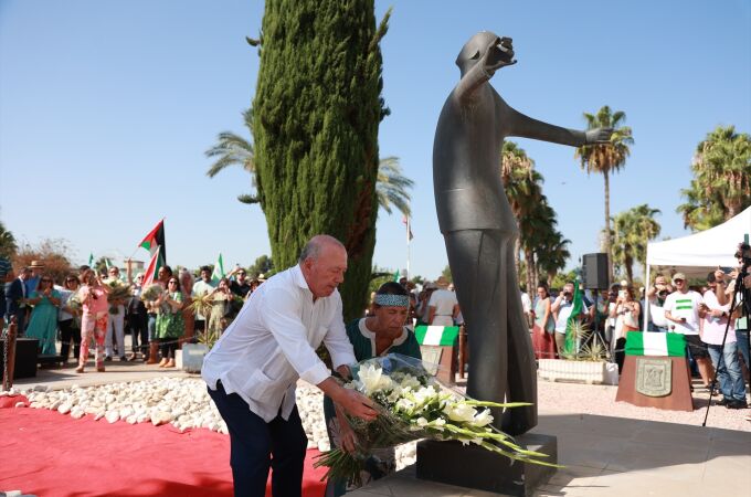 El presidente de la Fundación Blas Infante, Javier Delmás Infante, participa en la ofrenda floral durante el acto de conmemoración del aniversario del fusilamiento