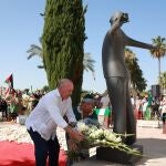 El presidente de la Fundación Blas Infante, Javier Delmás Infante, participa en la ofrenda floral durante el acto de conmemoración del aniversario del fusilamiento
