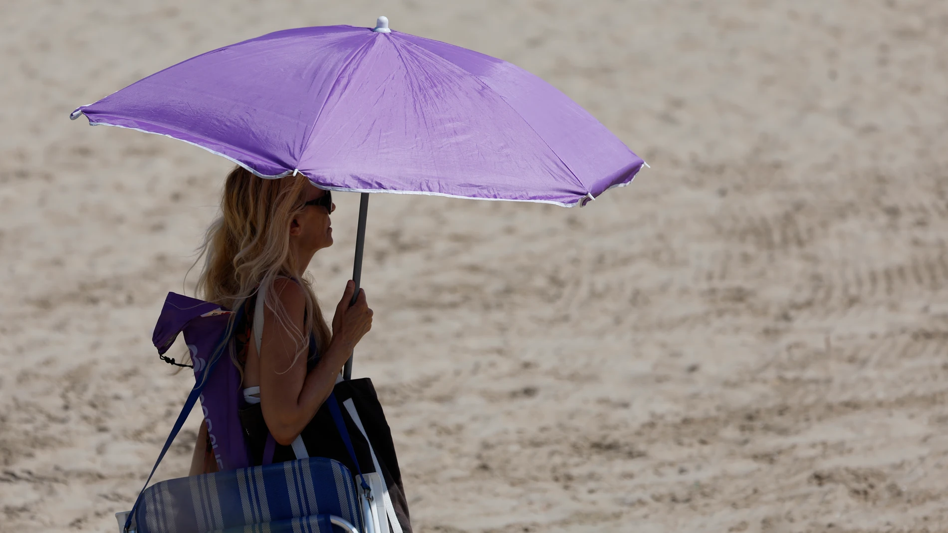 VALENCIA, 10/08/2025.- Cientos de personas disfrutan de una jornada de altas temperaturas en la playa de las Arenas (Valencia), este domingo. EFE/ Ana Escobar