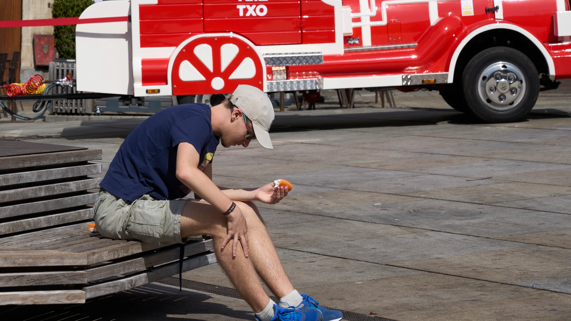 VITORIA, 10/08/2025.- Un turista se aplica crema solar este sábado en Vitoria en un día más de la larga ola de calor que azota a toda España. El elevado calor mantiene este domingo en aviso a 15 comunidades autónomas españolas. EFE/ L. Rico