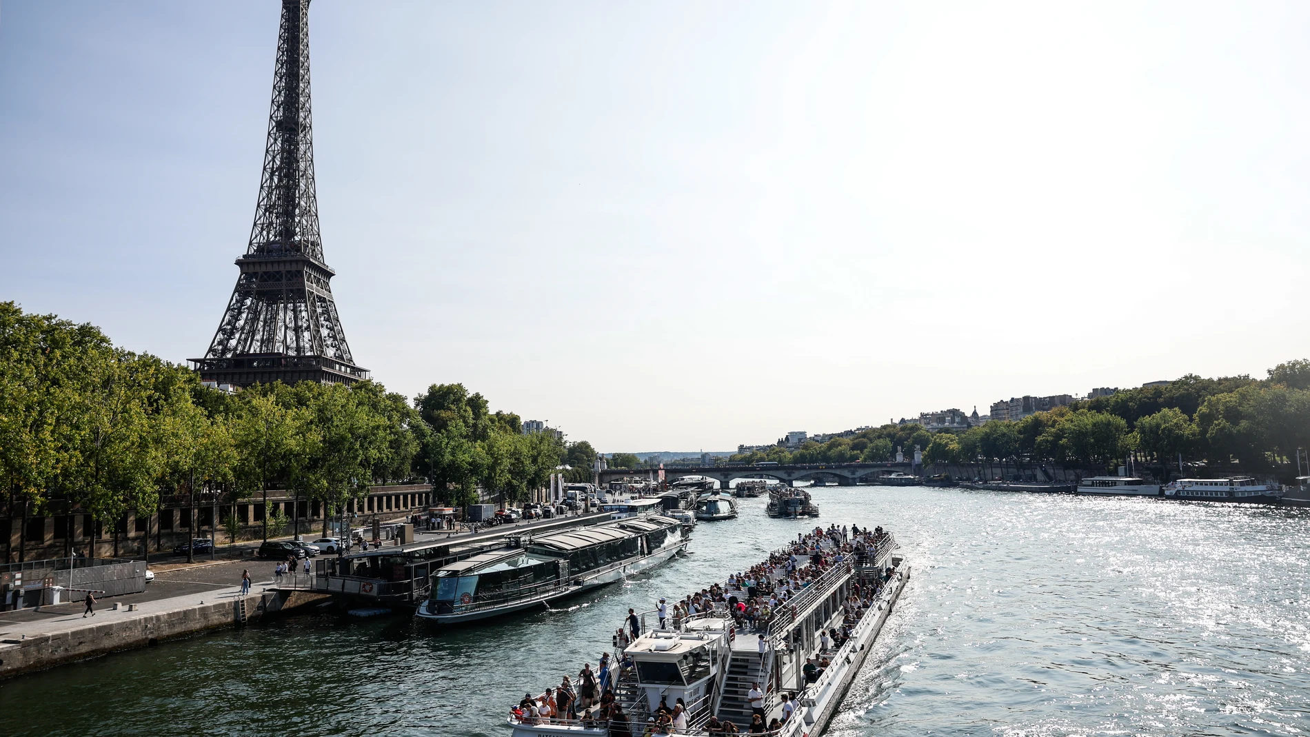 Paris (France), 10/08/2025.- People enjoy the sun from a tourist boat on the Seine river near the Eiffel Tower during a heatwave in Paris, France, 10 August 2025. France experiences high temperatures across the country. (Francia) EFE/EPA/MOHAMMED BADRA