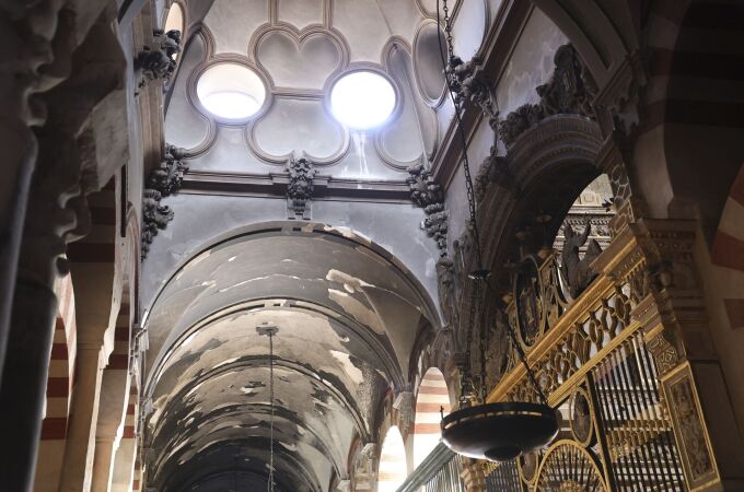 Interior de la Mezquita de Córdoba afectado